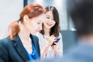 沖縄の翻訳・通訳サービスの打ち合わせ風景