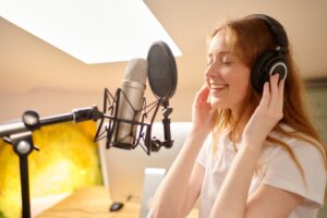 沖縄の翻訳・通訳サービスによる音声収録・ナレーション対応